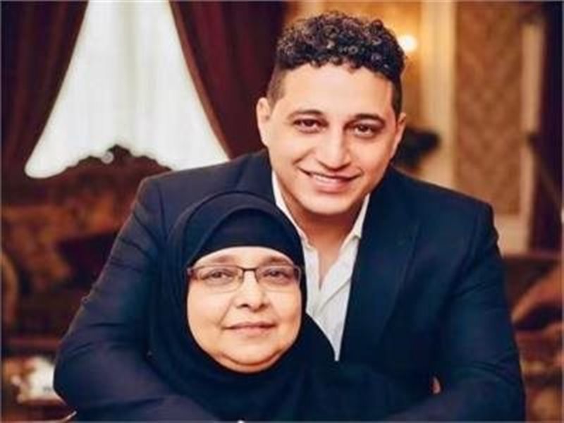 توفيت الثلاثاء الماضي.. رضا البحراوي يعلن اعتزاله الغناء بناء على وصية والدته